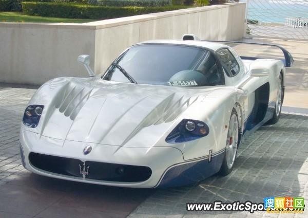 MC12就是当年玛莎拉蒂为获得FIA GT的参赛资格而推出的其赛道版本MCC的相对应的民用版本（参加FIA GT的赛车