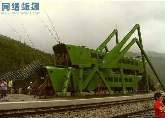是某个铁路旁边的一个蚱蜢造型的房子，而且还是两只交配中的蚱蜢。是侯车室吗？